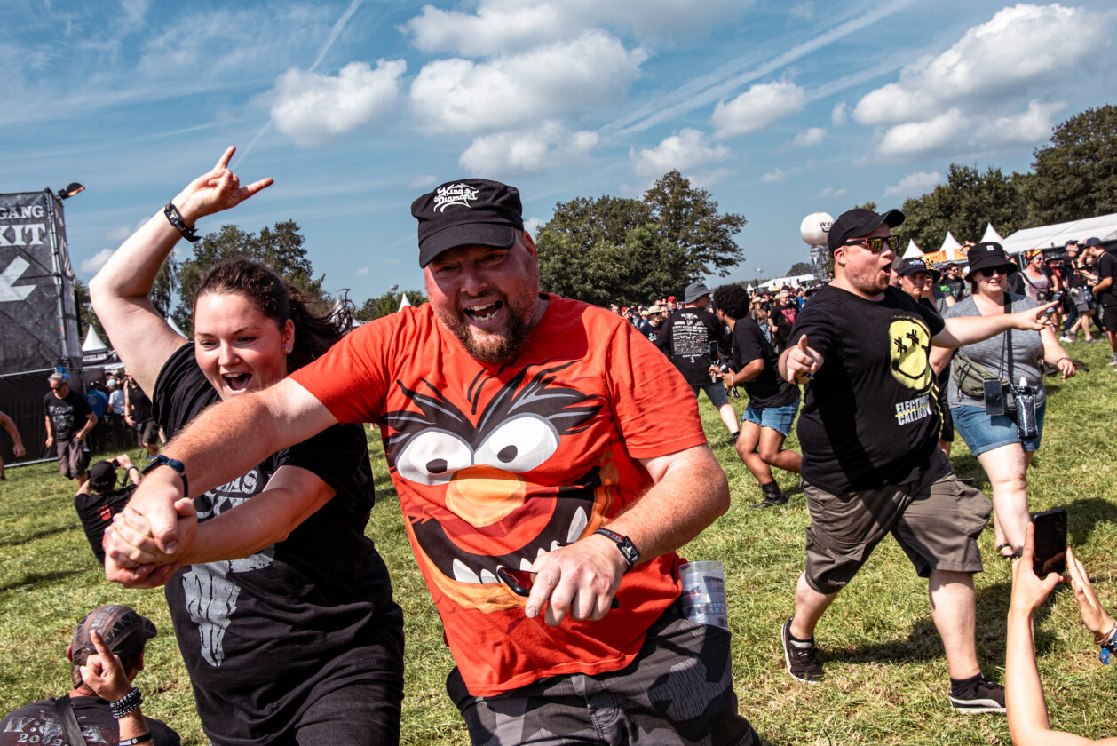 27 Grad und Kaiserwetter: Schon zum Start ist die Hölle los. In Extremo, Suzi Quatro, Butcher Babies, Flogging Molly u.v.m. – Jaaa!