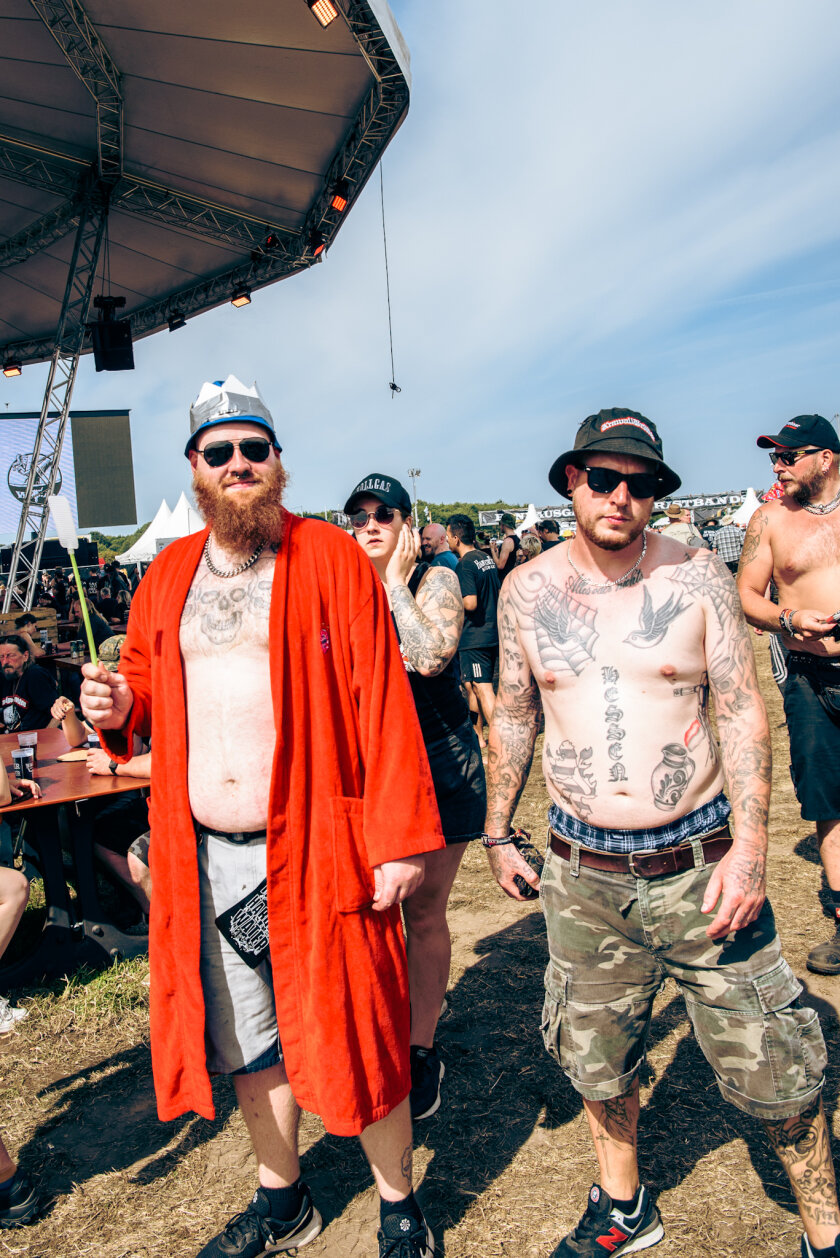 27 Grad und Kaiserwetter: Schon bei den Firefighters ist die Hölle los. – King of Wacken.