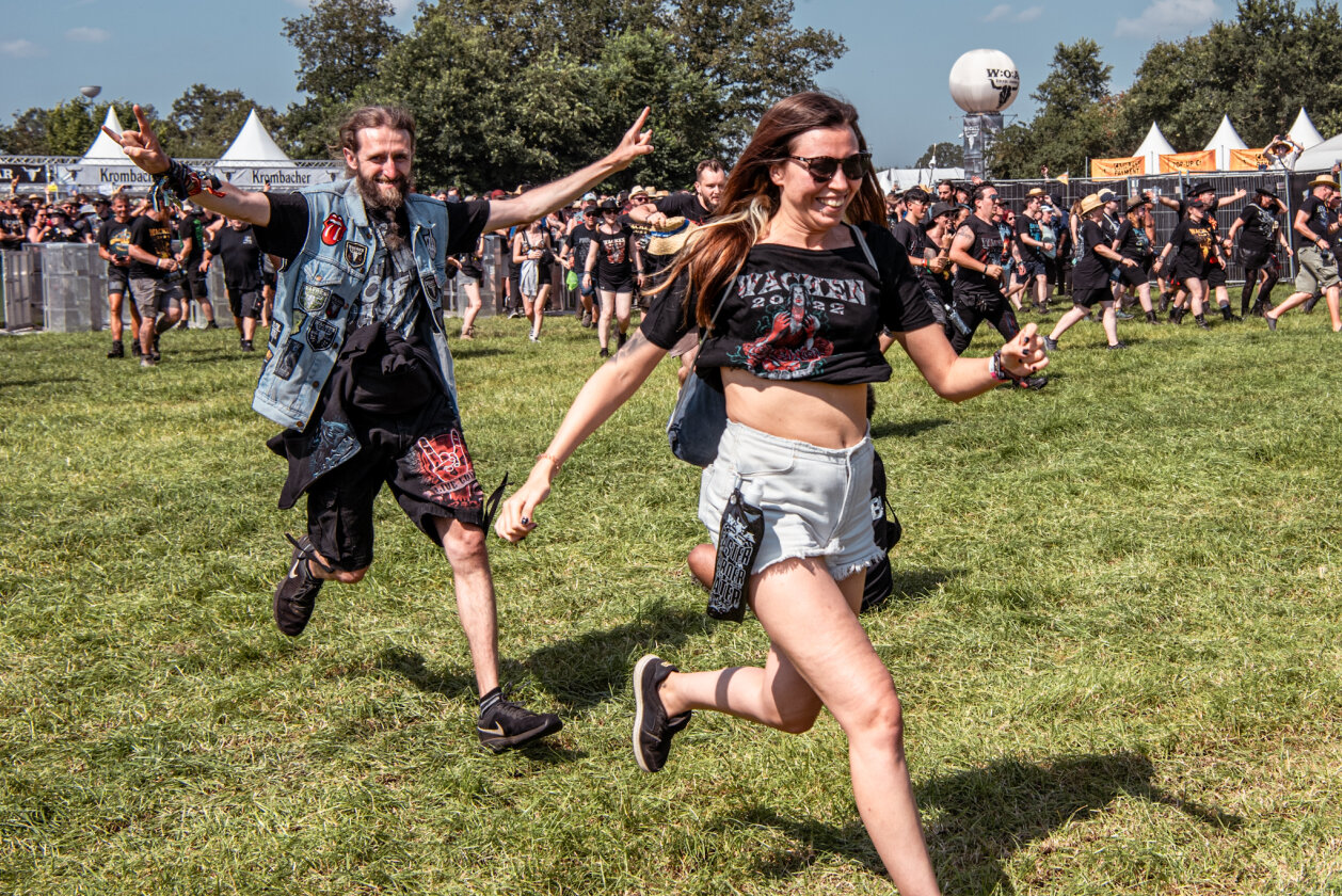 27 Grad und Kaiserwetter: Schon zum Start ist die Hölle los. In Extremo, Suzi Quatro, Butcher Babies, Flogging Molly u.v.m. – Rennen für die erste Reihe.