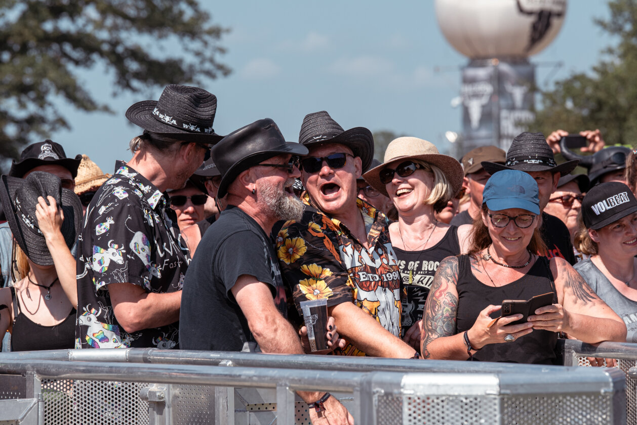 27 Grad und Kaiserwetter: Schon zum Start ist die Hölle los. In Extremo, Suzi Quatro, Butcher Babies, Flogging Molly u.v.m. – Vorfreude.