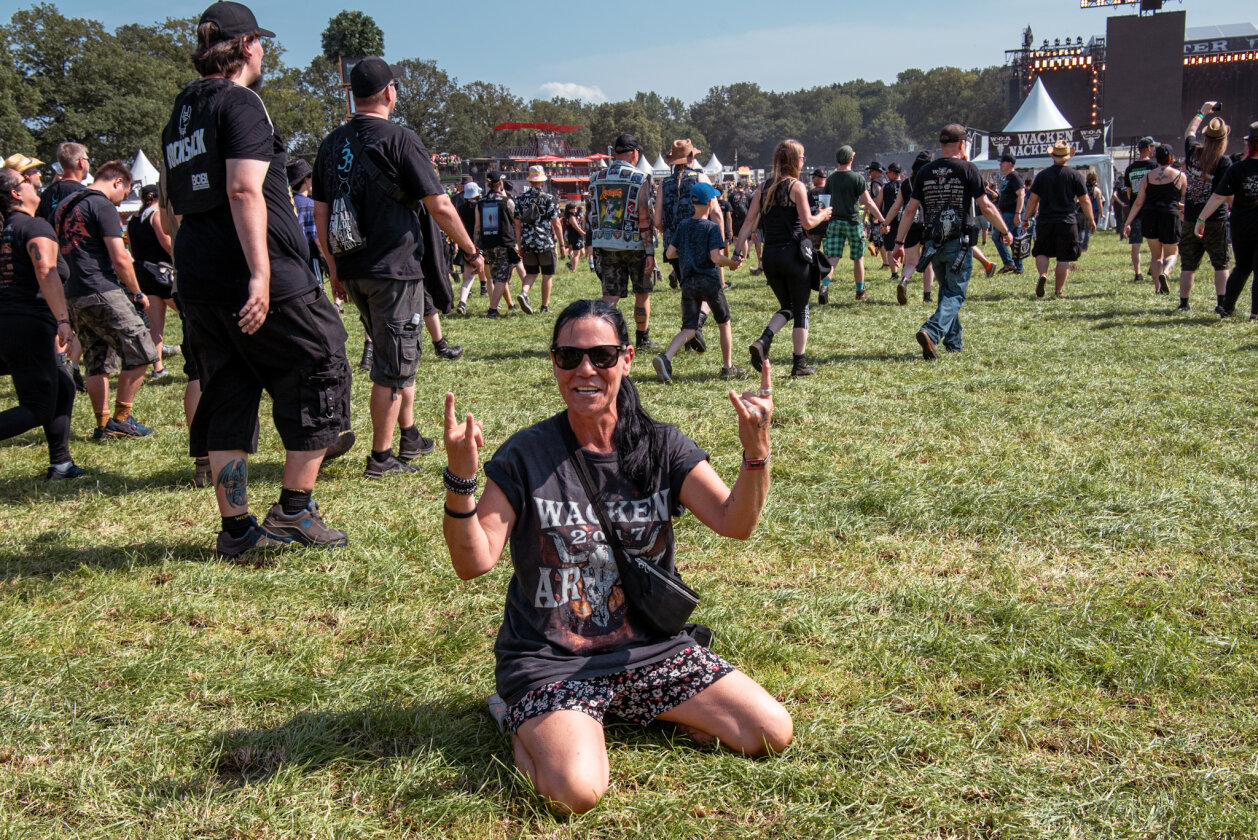 27 Grad und Kaiserwetter: Schon zum Start ist die Hölle los. In Extremo, Suzi Quatro, Butcher Babies, Flogging Molly u.v.m. – Wacken-Rasen.