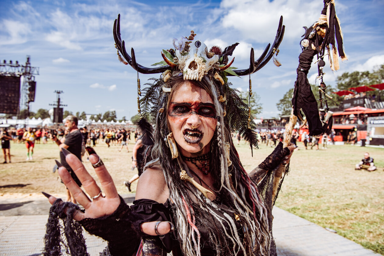 27 Grad und Kaiserwetter: Schon zum Start ist die Hölle los. In Extremo, Suzi Quatro, Butcher Babies, Flogging Molly u.v.m. – Wasteland Warriors.