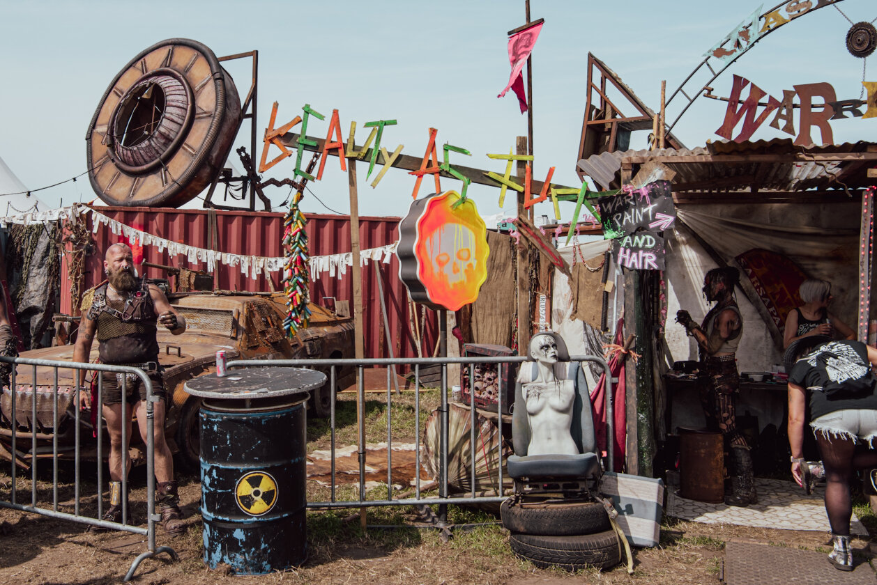 27 Grad und Kaiserwetter: Schon zum Start ist die Hölle los. In Extremo, Suzi Quatro, Scorpions, Alligatoah, Butcher Babies, Flogging Molly u.v.m. – Wasteland Warriors.