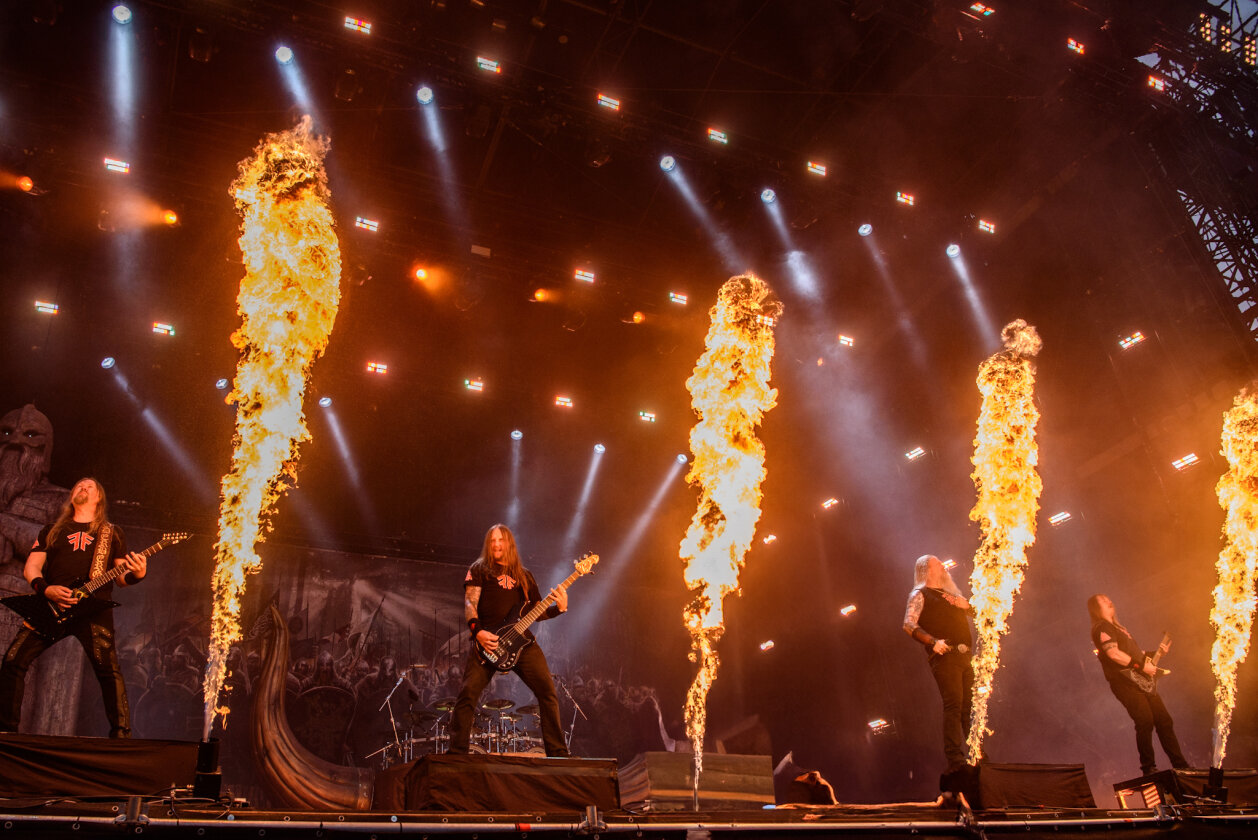 Korn, Amon Amarth, The 69 Eyes, Testament, Behemoth, Gene Simmons, Blind Guardian und ein bisschen Wacken-Schlamm. – Amon Amarth.