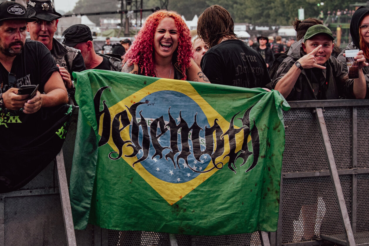 Korn, Amon Amarth, The 69 Eyes, Testament, Behemoth, Gene Simmons, Blind Guardian und ein bisschen Wacken-Schlamm. – Behemoth kommen gleich ...