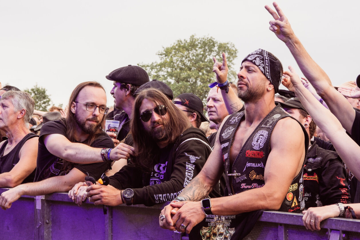 Korn, Amon Amarth, The 69 Eyes, Testament, Behemoth, Gene Simmons, Blind Guardian und ein bisschen Wacken-Schlamm. – Blues Pills-Fans.