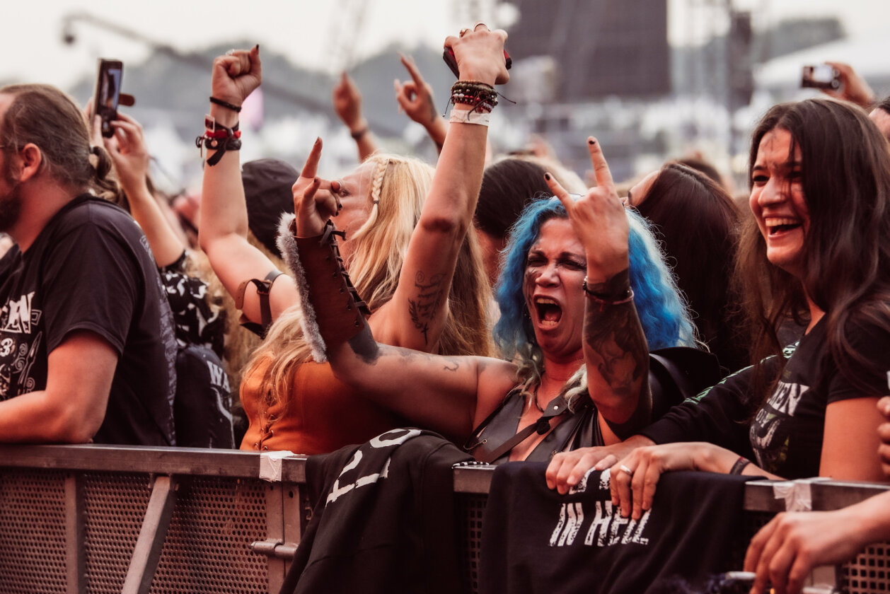 Korn, Amon Amarth, The 69 Eyes, Testament, Behemoth, Gene Simmons, Blind Guardian und ein bisschen Wacken-Schlamm. – Die Fans sind begeistert.