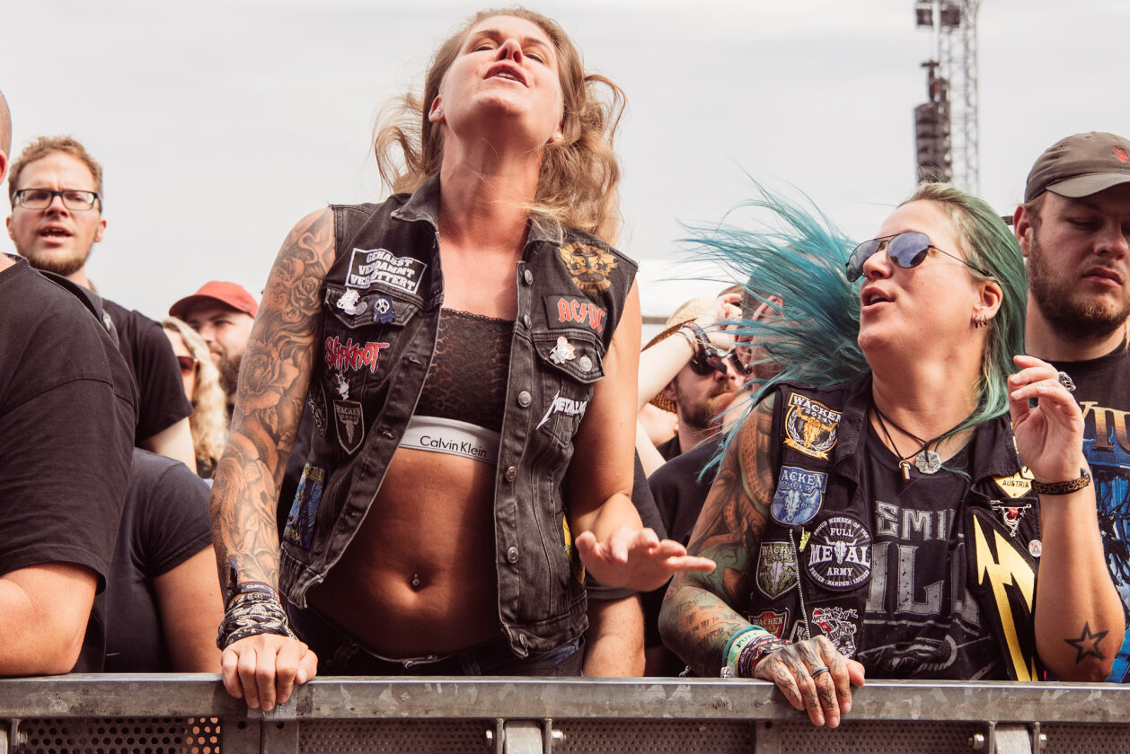 Korn, Amon Amarth, The 69 Eyes, Testament, Behemoth, Gene Simmons, Blind Guardian und ein bisschen Wacken-Schlamm. – Jump!