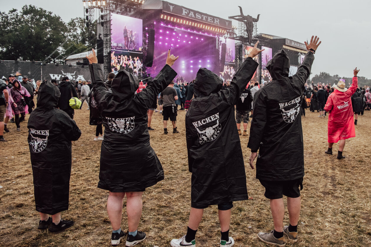 Korn, Amon Amarth, The 69 Eyes, Testament, Behemoth, Gene Simmons, Blind Guardian und ein bisschen Wacken-Schlamm. – Poncholiebe