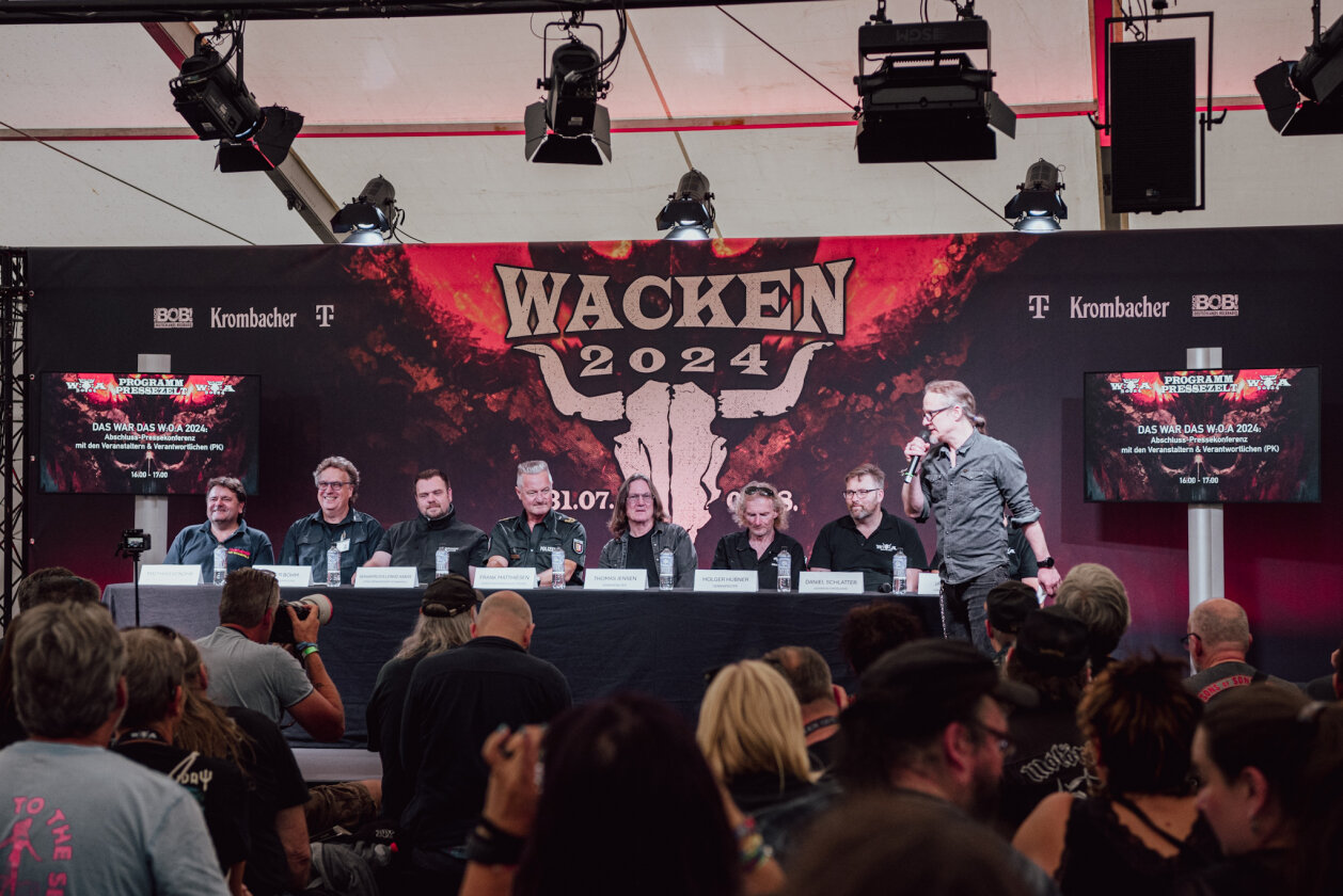 Korn, Amon Amarth, The 69 Eyes, Testament, Behemoth, Gene Simmons, Blind Guardian und ein bisschen Wacken-Schlamm. – Pressekonferenz 2024.