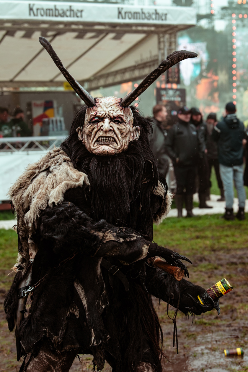 Regen und Kälte zum Festivalstart - aber alle sind parat: Wackööön! – An ihm muss man erst mal vorbei ...