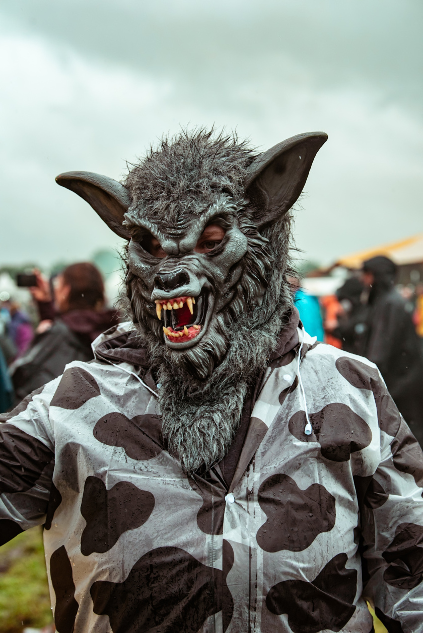 Regen und Kälte zum Festivalstart - aber alle sind parat: Wackööön! – ... und an ihr auch.
