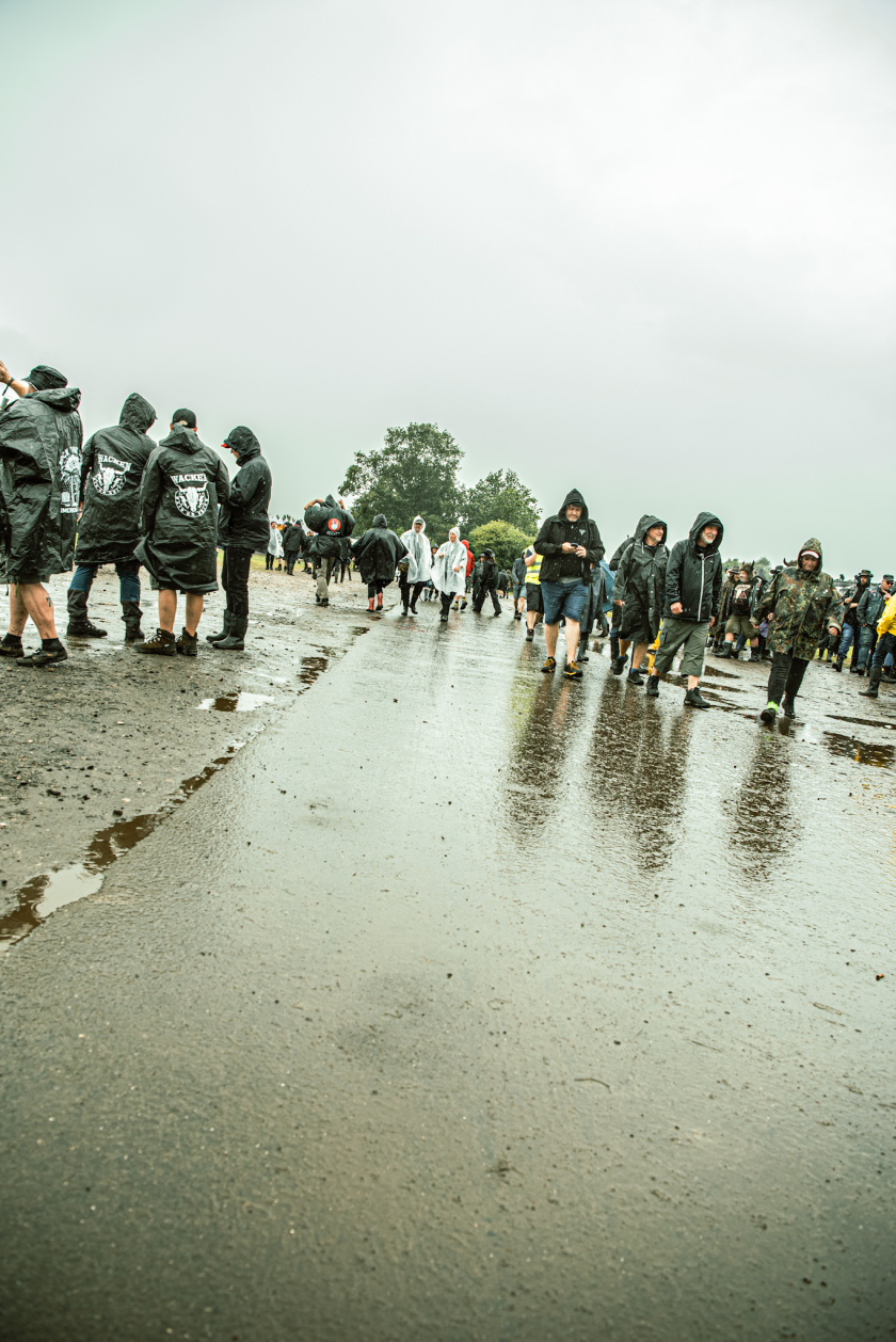 Regen und Kälte zum Festivalstart - aber alle sind parat: Wackööön! – Aquaplaning.