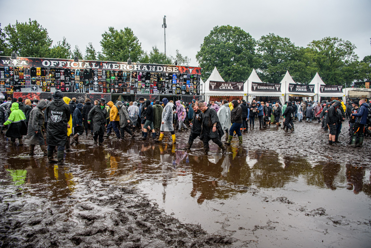 Regen und Kälte zum Festivalstart - aber alle sind parat: Wackööön! – ... auf dem unwegsamen Gelände.