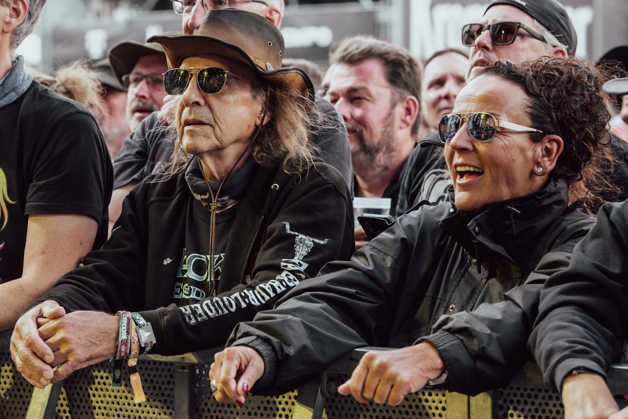 Regen und Kälte zum Festivalstart - aber alle sind parat: Wackööön! – BAP-Fans.
