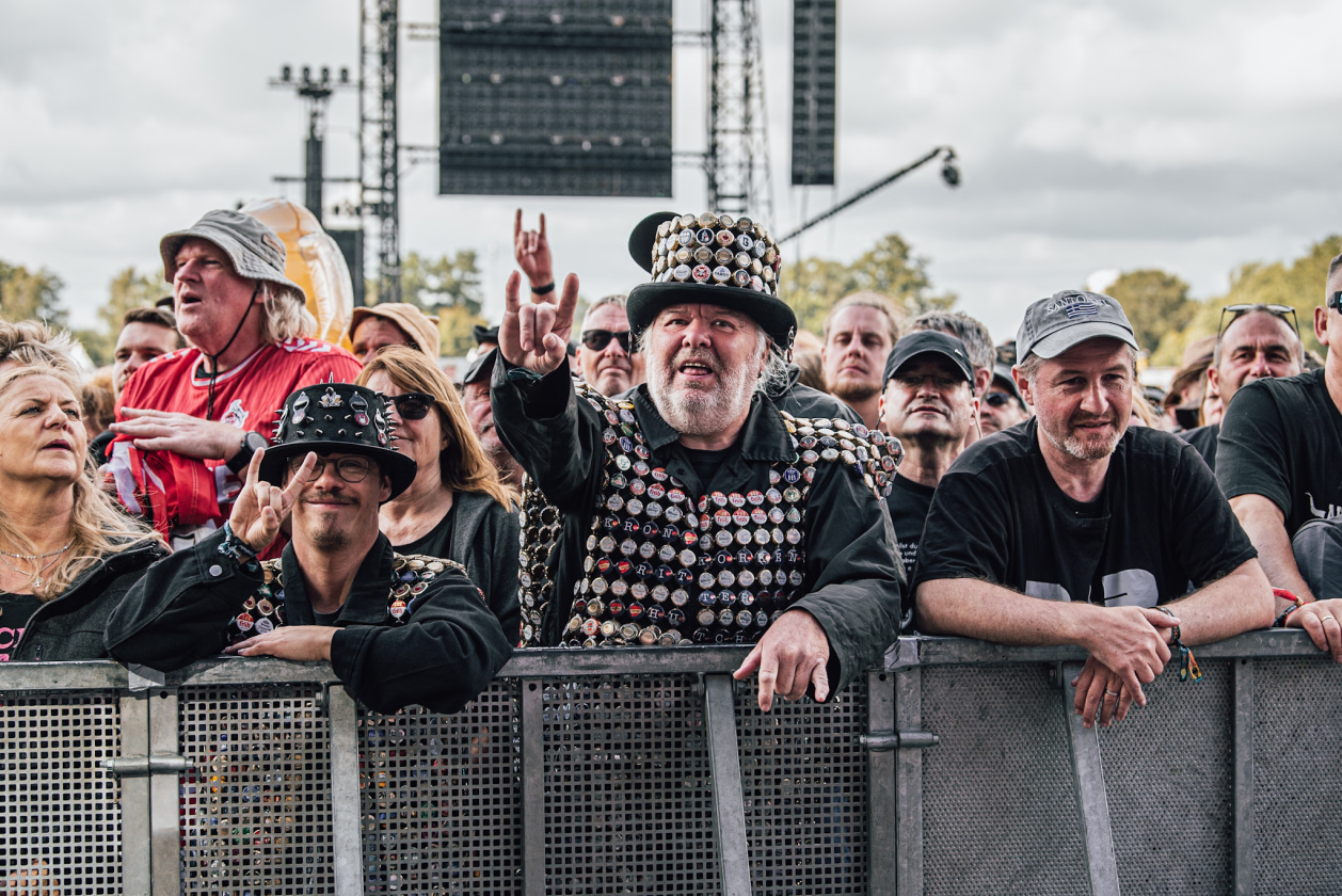 Regen und Kälte zum Festivalstart - aber alle sind parat: Wackööön! – Coole Jacke.