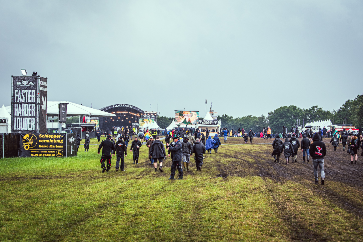 Regen und Kälte zum Festivalstart - aber alle sind parat: Wackööön! – Es matscht.