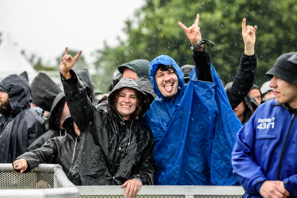 Regen und Kälte zum Festivalstart - aber alle sind parat: Wackööön! – Gleich macht das Infield auf ...