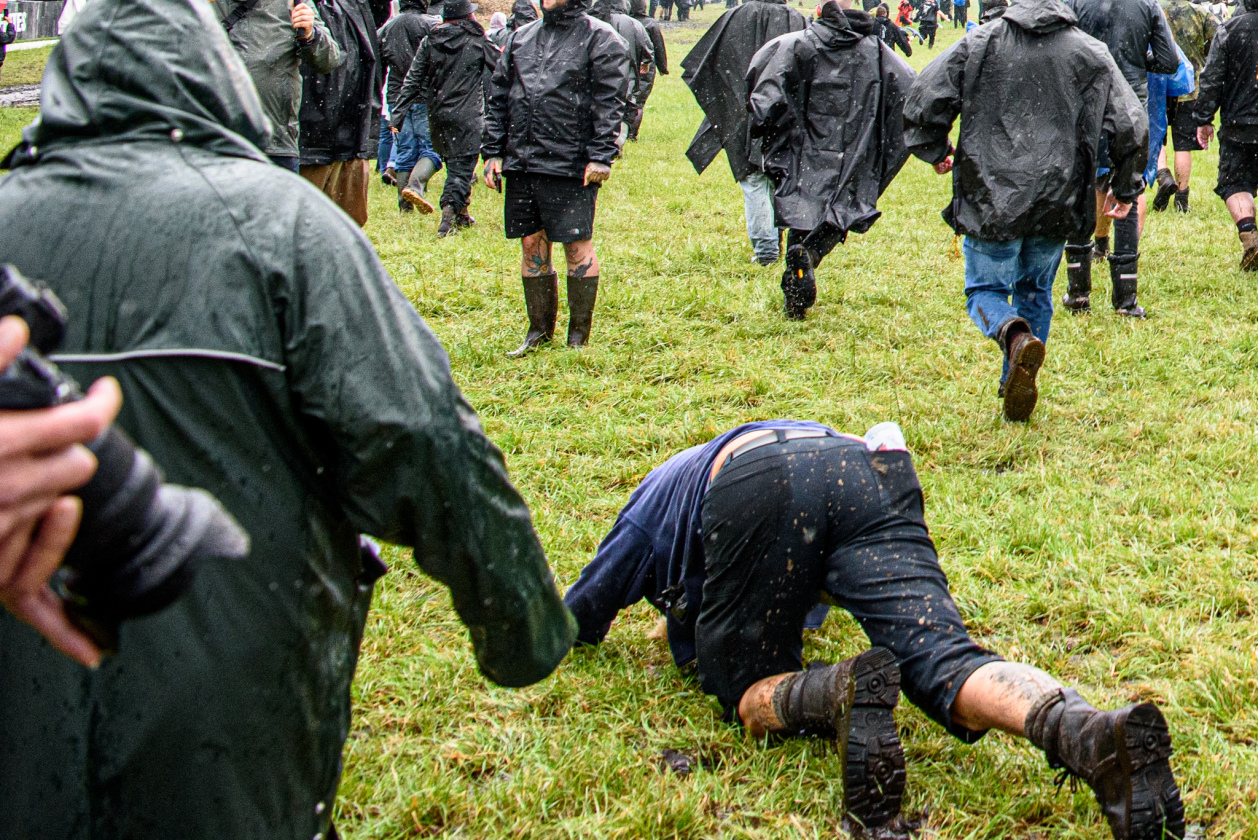 Regen und Kälte zum Festivalstart - aber alle sind parat: Wackööön! – Immerhin ist der Rasen frisch gewaschen.