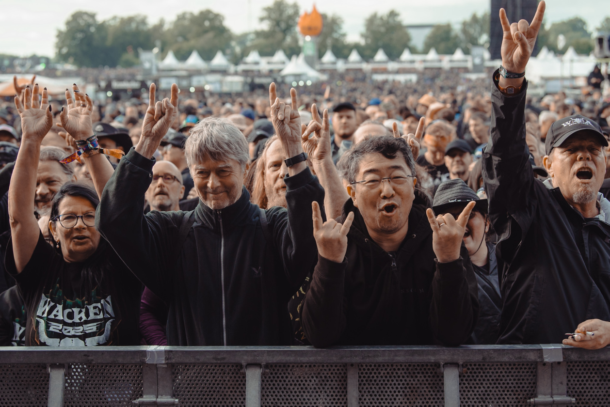 Regen und Kälte zum Festivalstart - aber alle sind parat: Wackööön! – Pommesgabel.