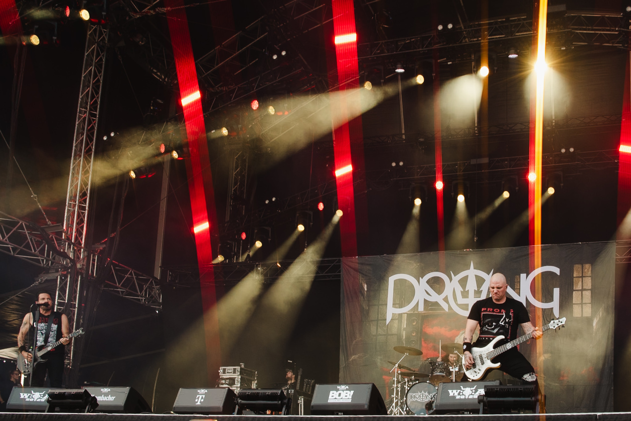 Regen und Kälte zum Festivalstart - aber alle sind parat: Wackööön! – Prong.