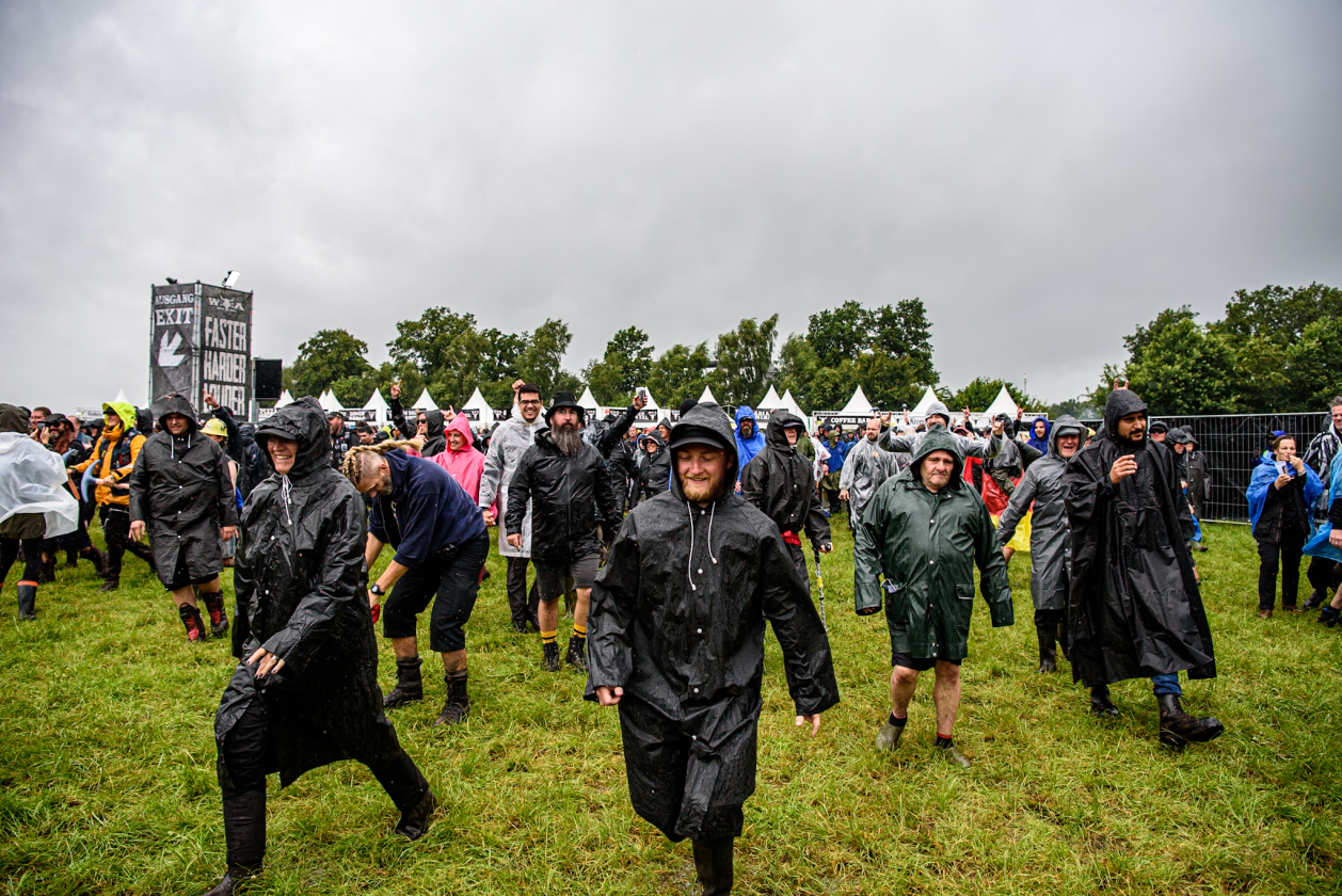 Regen und Kälte zum Festivalstart - aber alle sind parat: Wackööön! – Der Run auf die besten Plätze.