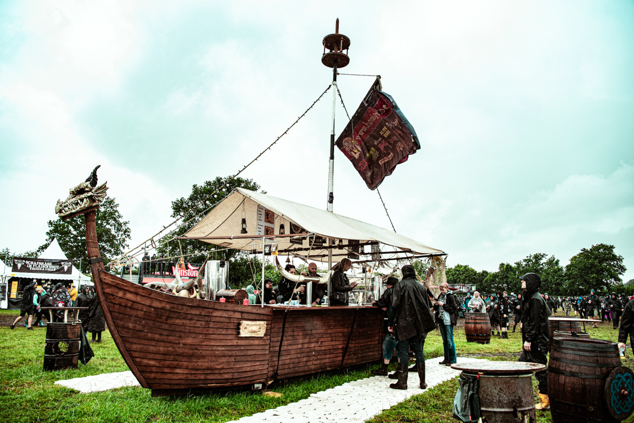 Regen und Kälte zum Festivalstart - aber alle sind parat: Wackööön! – Ein Schiff legt an in Wacken.