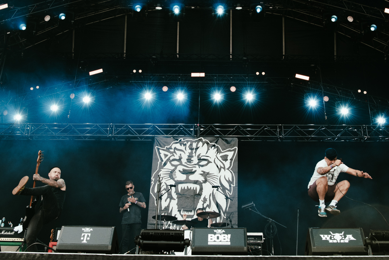 Regen und Kälte zum Festivalstart - aber alle sind parat: Wackööön! – Smoke Blow.