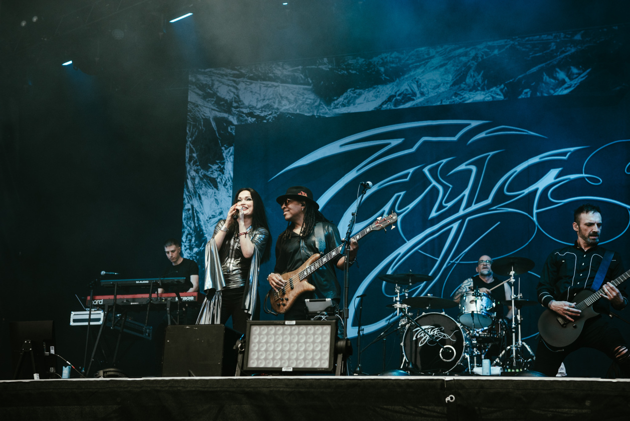 Regen und Kälte zum Festivalstart - aber alle sind parat: Wackööön! – Tarja.