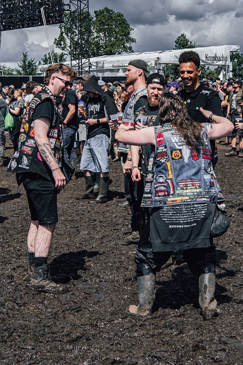 Regen und Kälte zum Festivalstart - aber alle sind parat: Wackööön! – Ui!