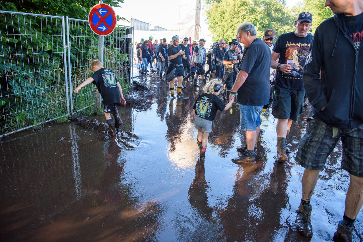Galerie, Teil zwei: Und weiter gehts auf dem Acker mit Papa Roach, Dimmu Borgir, Fear Factory u.v.a.! – Es kämpfen die Kleinen und die Großen gleichermaßen.