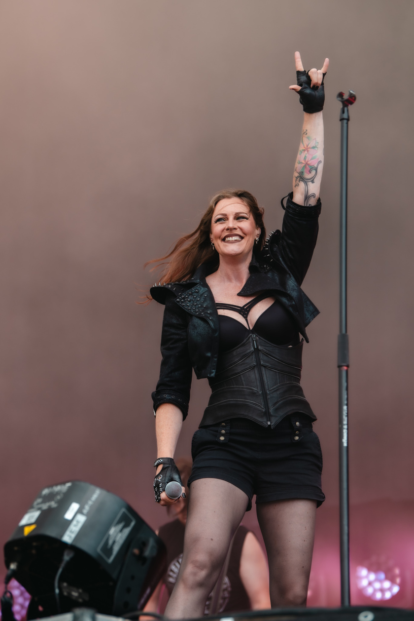 Galerie, Teil zwei: Und weiter gehts auf dem Acker mit Papa Roach, Dimmu Borgir, Fear Factory u.v.a.! – Floor Jansen.