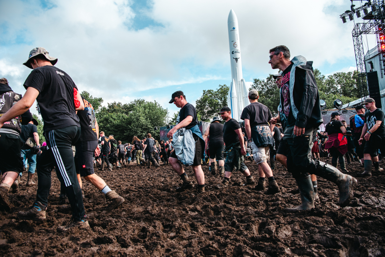 Galerie, Teil zwei: Und weiter gehts auf dem Acker mit Papa Roach, Dimmu Borgir, Fear Factory u.v.a.! – Matsch, wohin man schaut.