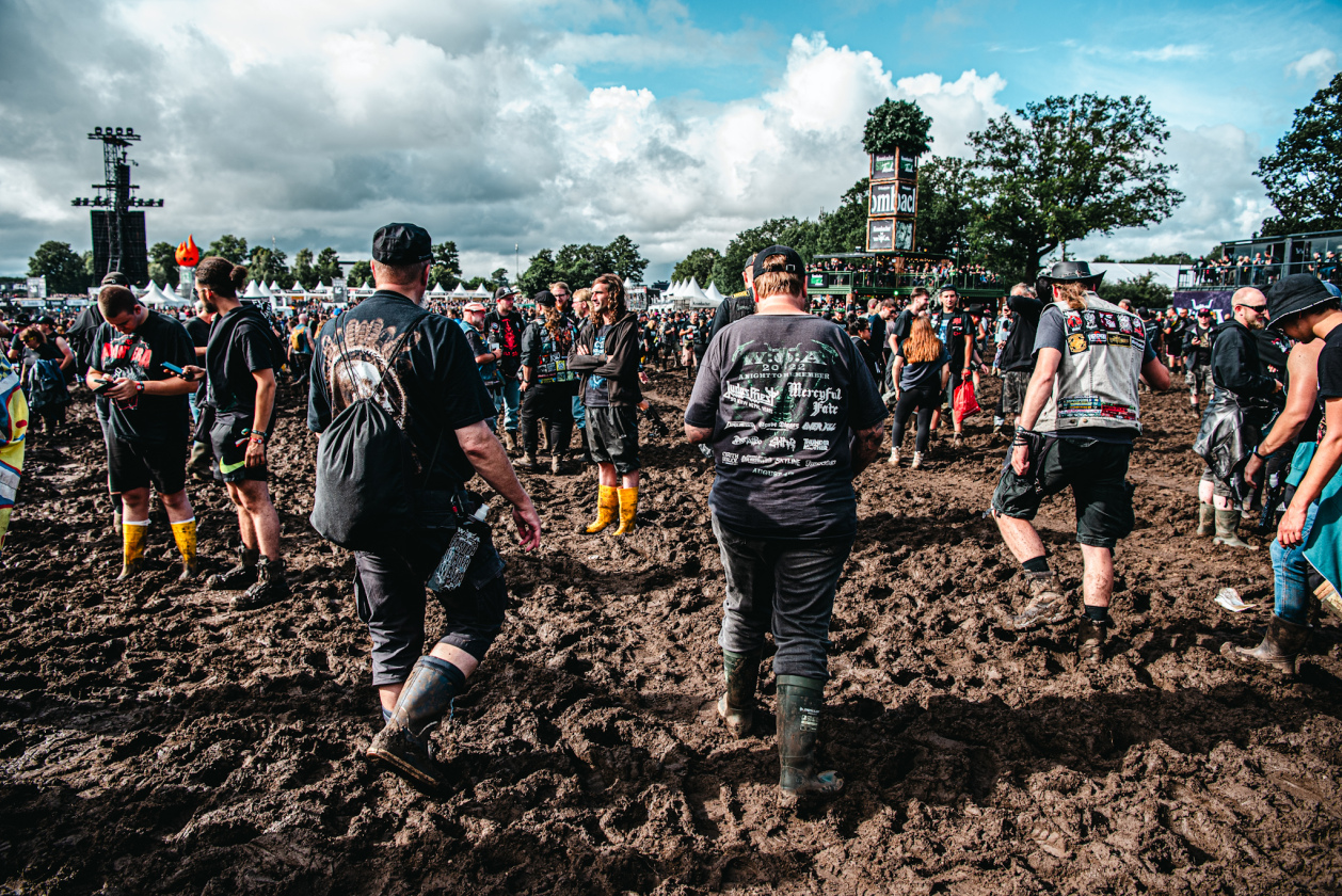 Galerie, Teil zwei: Und weiter gehts auf dem Acker mit Papa Roach, Dimmu Borgir, Fear Factory u.v.a.! – Wadentraining.