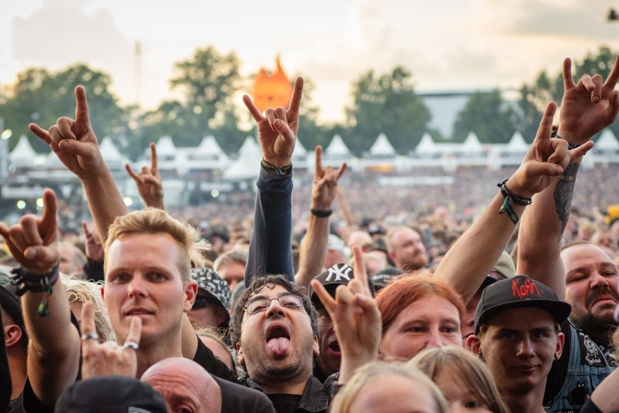 Galerie, Teil zwei: Und weiter gehts auf dem Acker mit Papa Roach, Dimmu Borgir, Fear Factory u.v.a.! – Zunge zeigen!