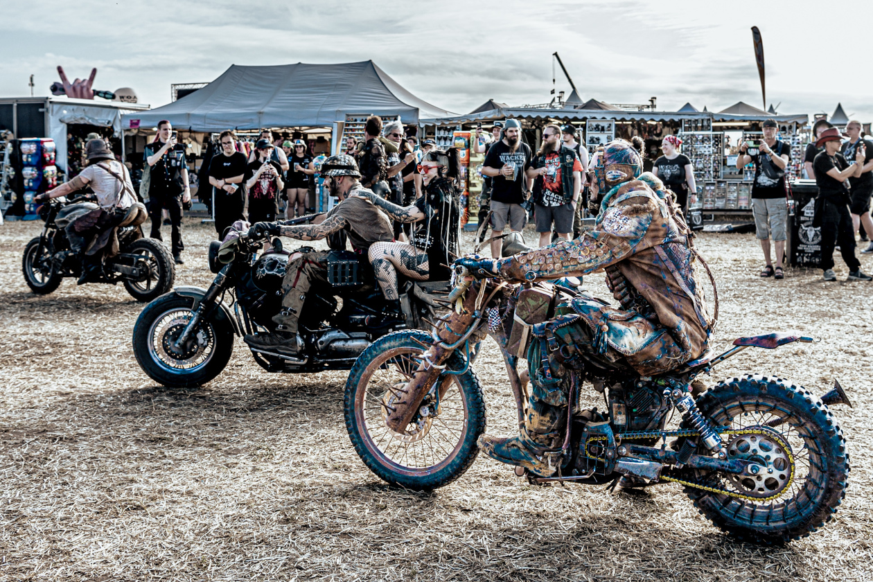Am Mittwoch startet das größte Metal-Open-Air offiziell in seine 35. Ausgabe. Unter den gut 150 Bands sind auch Def Leppard, die erstmals überhaupt beim Wacken auftreten. – ... auf schweren Maschinen.