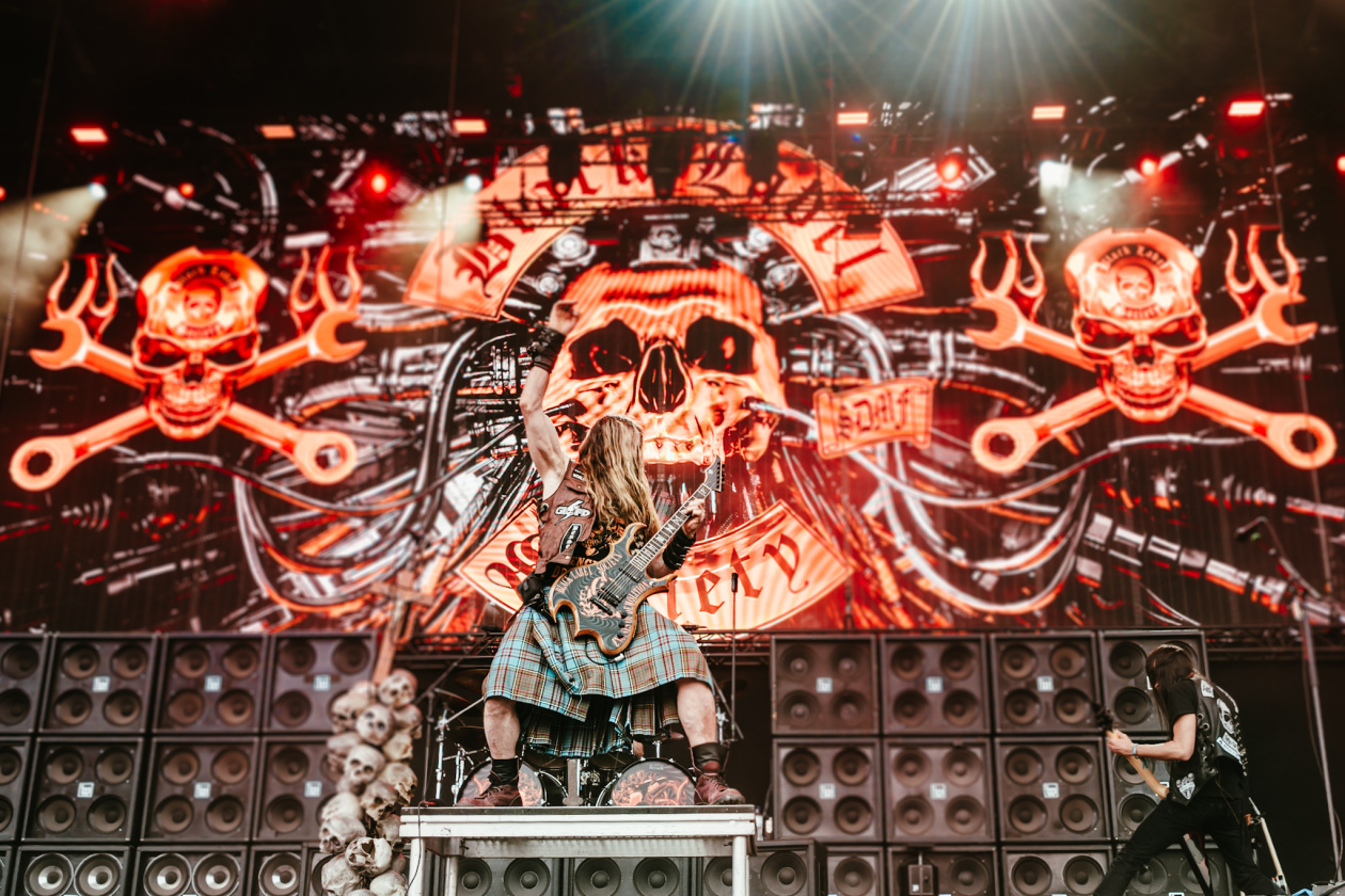 Die 35. Ausgabe des größten Metal-Open-Airs der Welt läuft. Gut 150 Bands treten auf, darunter Def Leppard oder Judas Priest. – Black Label Society.