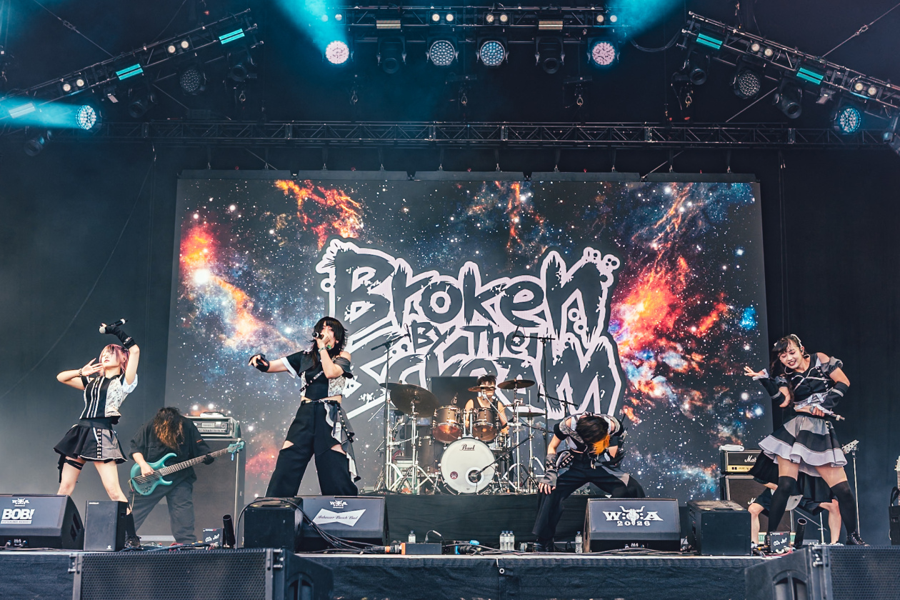 Am Mittwoch startet das größte Metal-Open-Air offiziell in seine 35. Ausgabe. Unter den gut 150 Bands sind auch Def Leppard, die erstmals überhaupt beim Wacken auftreten. – Broken By The Scream.
