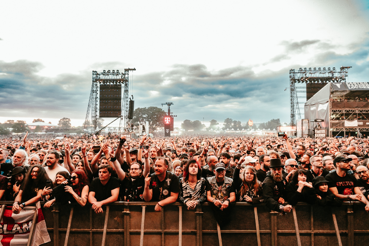 Die 35. Ausgabe des größten Metal-Open-Airs der Welt läuft. Gut 150 Bands treten auf, darunter Def Leppard oder Judas Priest. – Crowd 2026!