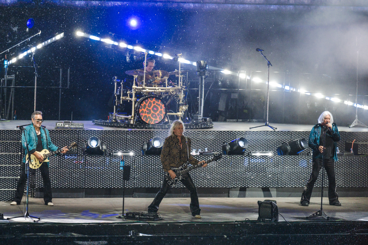 Die 35. Ausgabe des größten Metal-Open-Airs der Welt läuft. Gut 150 Bands treten auf. – Def Leppard.