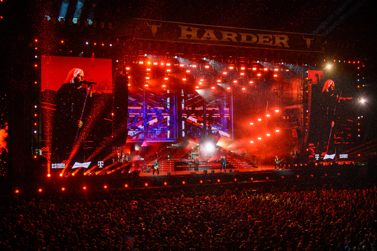 Die 35. Ausgabe des größten Metal-Open-Airs der Welt läuft. Gut 150 Bands treten auf. – Def Leppard.