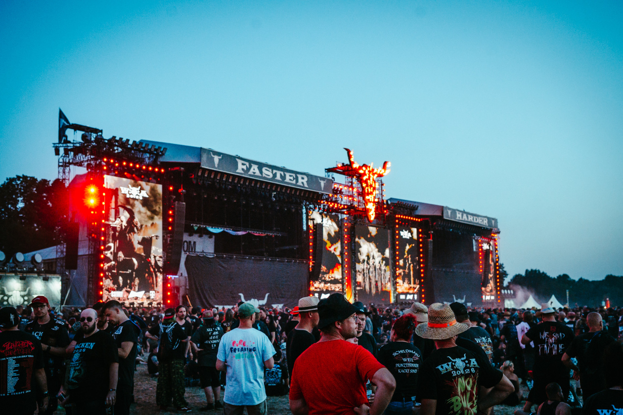 Die 35. Ausgabe des größten Metal-Open-Airs der Welt läuft. Unter den gut 150 Bands sind auch Def Leppard, die erstmals beim Wacken auftreten. – Der Donnerstag kann kommen!