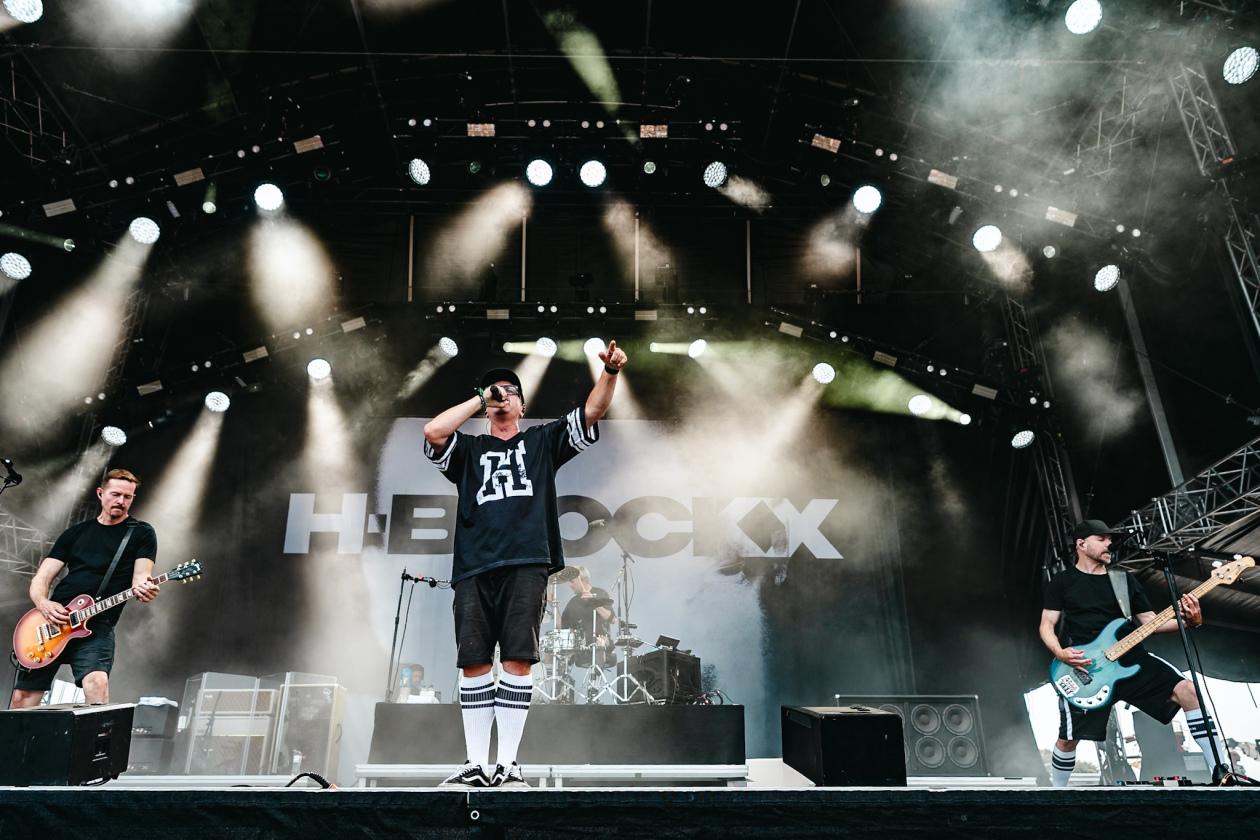 Die 35. Ausgabe des größten Metal-Open-Airs der Welt läuft. Gut 150 Bands treten auf. – H-Blockx.