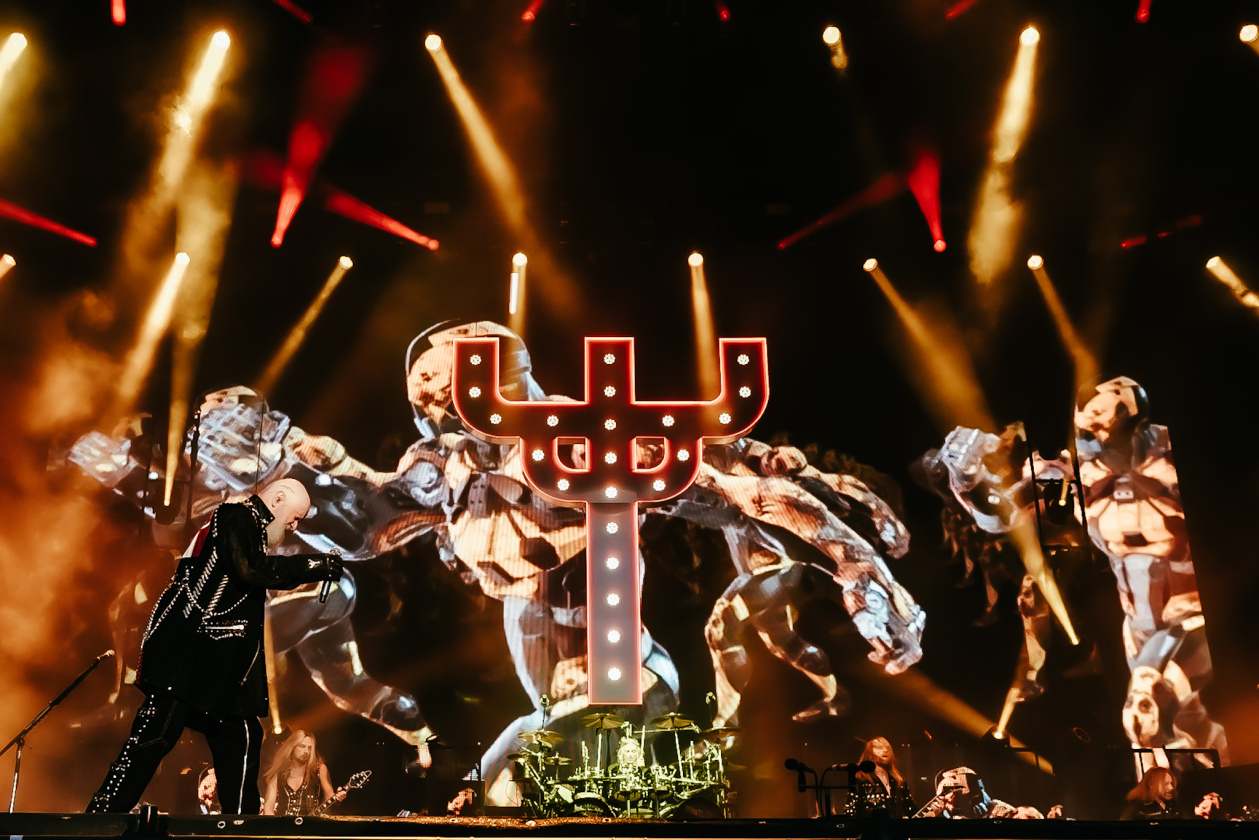 Die 35. Ausgabe des größten Metal-Open-Airs der Welt läuft. Gut 150 Bands treten auf, darunter Def Leppard oder Judas Priest. – Judas Priest.