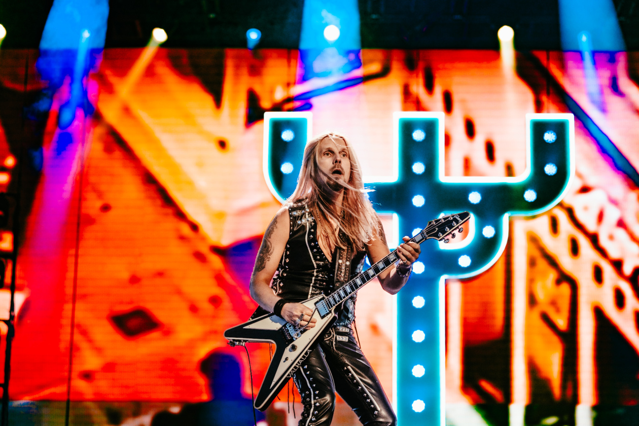 Die 35. Ausgabe des größten Metal-Open-Airs der Welt läuft. Gut 150 Bands treten auf, darunter Def Leppard oder Judas Priest. – Judas Priest.