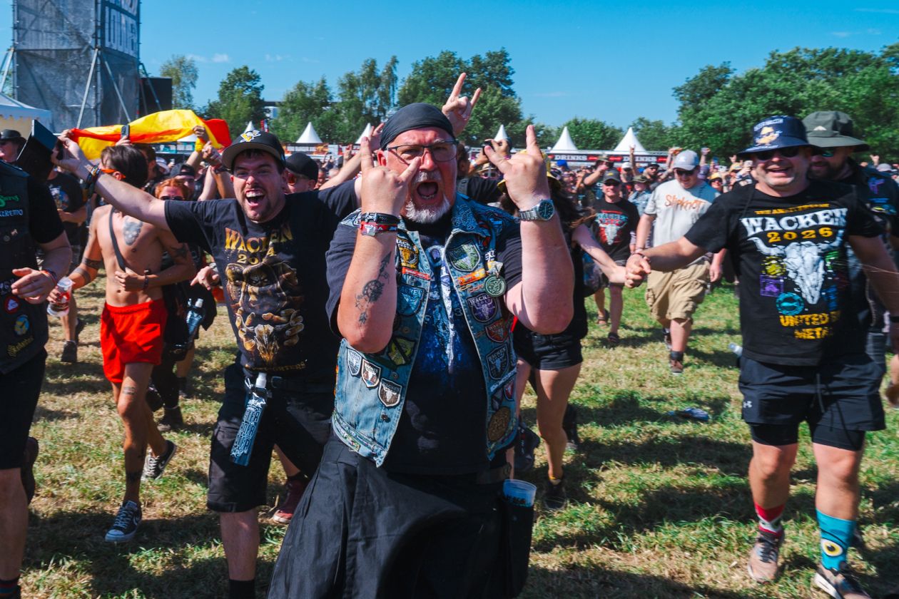 Die 35. Ausgabe des größten Metal-Open-Airs der Welt läuft. Unter den gut 150 Bands sind auch Def Leppard, die erstmals beim Wacken auftreten. – Mehr Pommesgabeln.