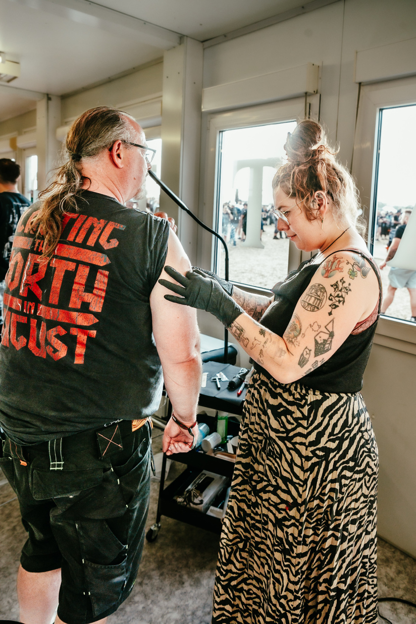 Am Mittwoch startet das größte Metal-Open-Air offiziell in seine 35. Ausgabe. Unter den gut 150 Bands sind auch Def Leppard, die erstmals überhaupt beim Wacken auftreten. – Mehr Tattoos.