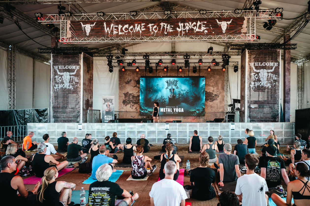 Am Mittwoch startet das größte Metal-Open-Air offiziell in seine 35. Ausgabe. Unter den gut 150 Bands sind auch Def Leppard, die erstmals überhaupt beim Wacken auftreten. – Metal-Yoga mit Moni