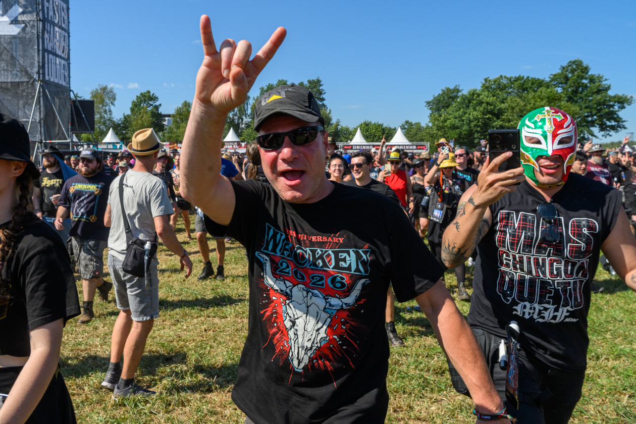 Die 35. Ausgabe des größten Metal-Open-Airs der Welt läuft. Unter den gut 150 Bands sind auch Def Leppard, die erstmals beim Wacken auftreten. – Und noch eine Pommesgabel.