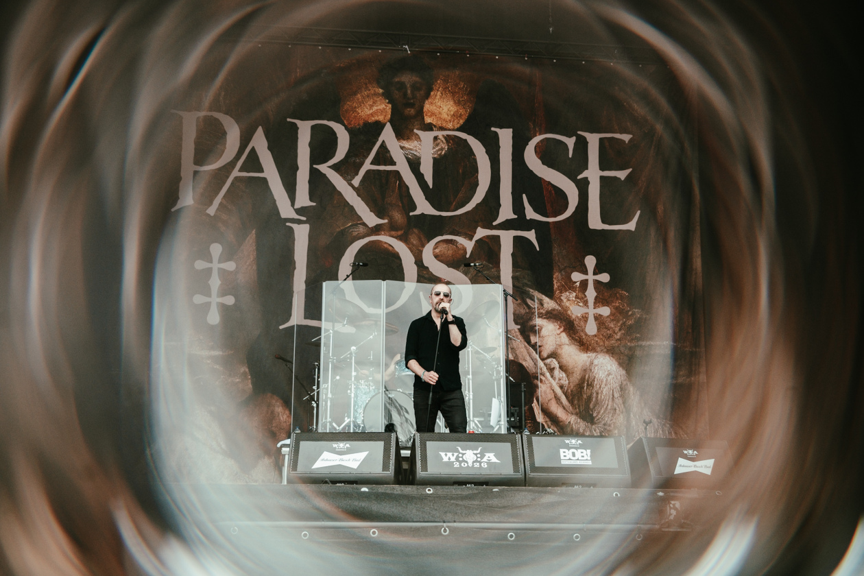 Die 35. Ausgabe des größten Metal-Open-Airs der Welt läuft. Gut 150 Bands treten auf, darunter Def Leppard oder Judas Priest. – Paradise Lost.